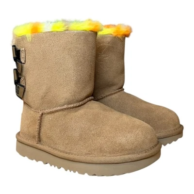 Botas infantis UGG Bailey Bow xadrez punk shearling forradas de camurça, castanha - Imagem 1 de 4
