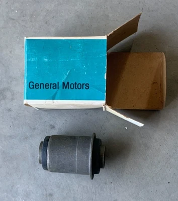 Buje del brazo de control del eje trasero para camioneta Chevrolet GMC 1960-72 NUEVO DE STOCK; C10; 1/2 tonelada Foto 1 de 2