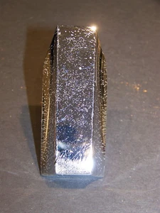 Chrysler Imperial Hood 1965 adorno fabricante de equipos originales #2445064 - Imagen 1 de 2