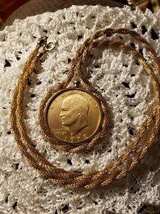 Vintage vergoldete Eisenhower 1972 One Dollar Münze Anhänger Halskette 24" - Bild 1 von 3