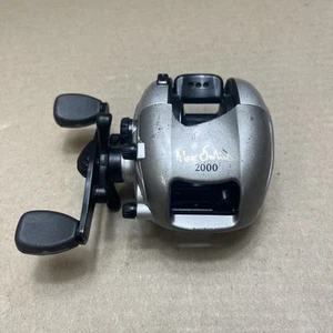 ABU Garcia Alex Swirls 2000 Baitcaster Fishing Reel - Picture 1 of 5