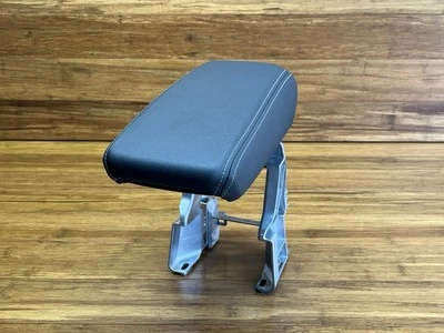 Reposabrazos consola delantera negro OEM 8Y0864283B4PK Audi S3 2022-2024 Foto 1 de 4