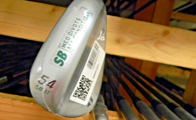 NUEVA MOLIENDA FRESADA PERSONALIZADA TAYLORMADE 4 MG4 54* CUÑA DINÁMICA ORO 105 ACERO RÍGIDO Foto 1 de 4