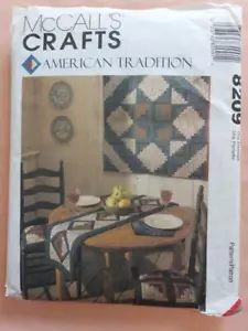 McCall's 8209 colgante de pared, mantel, corredor de mesa, delantal y cojín de asiento patrón - Imagen 1 de 2