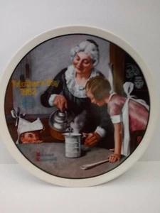 Piatto da collezione Norman Rockwell festa della mamma LA LEZIONE DI CUCINA 1982 Knowles - Foto 1 di 2