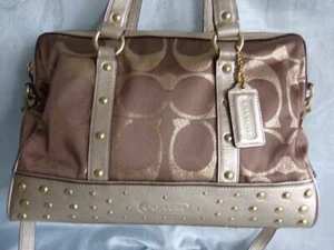 Cartera con tachuelas de cuero dorado Coach Brown Signature C Lurex Bandolera 15507 - Imagen 1 de 7