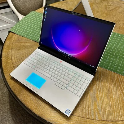 Dell Alienware Area-51m R1 17 FHD i7-9700 3.0GHz 64GB 512GB SSD RTX 2060 Win 11 Foto 1 de 4