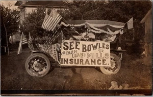 1909 RPPC Bowles Granja Préstamos Publicidad 4 de Julio Desfile Patriótico Coche KO4 - Imagen 1 de 2
