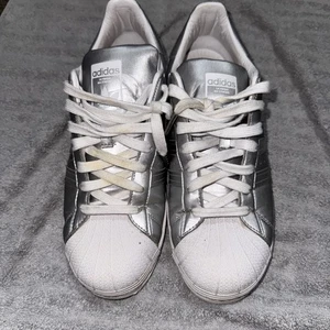 Brandneu Adidas Superstar Damen PCI 789002 Größe 10 silber und weiß - Bild 1 von 8