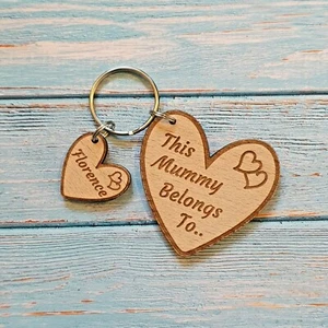 PERSONALISIERTE GESCHENKE DIESE MUMIE GEHÖRT ZUM HERZEN SCHLÜSSELRING MÜTTER TAG GESCHENK NAN - Bild 1 von 5