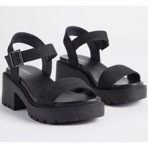 Neu mit Etikett Torrid schwarze Sandalette mit weitem Absatz unten 8,5 8,5 WW - Bild 1 von 11