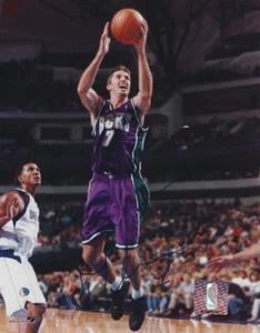 Signed 8x10 TONI KUKOC Milwaukee Bucks Autographed Photo - COA - Picture 1 of 1