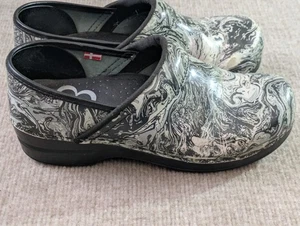 Zuecos daneses Sanita mula mujer 7,5 EE. UU. 38 UE zapatos de enfermera negro blanco remolino - Imagen 1 de 10