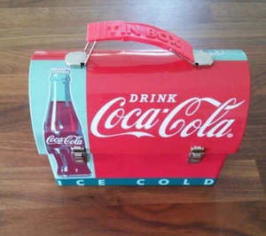 Scatola di latta Coca Cola con manico bottiglia rossa e verde - Foto 1 di 5