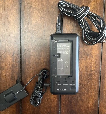 Cargador y adaptador de batería Hitachi VM-AC84A Foto 1 de 4