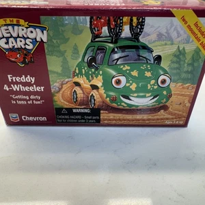 Juguete coleccionable de 4 ruedas Freddy The Chevron Cars años 90 vintage en caja - Imagen 1 de 6