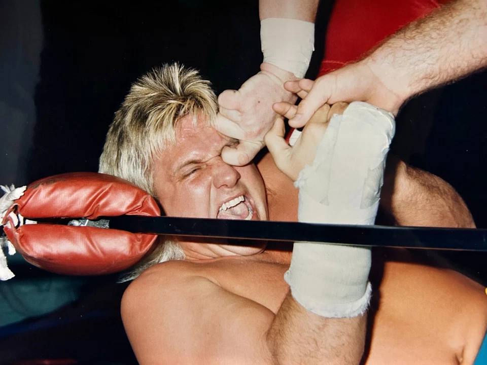 FOTOS DE LUCHA LIBRE PROFESIONAL VINTAGE AÑOS 80 RICKY MORTON DEDO EN OJO - NUEVAS Foto 1 de 1