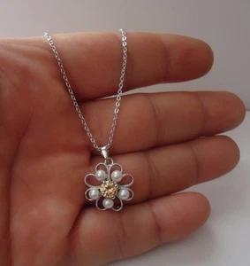  COLLAR DE FLORES COLGANTE CON PERLAS Y ACENTOS / PLATA ESTERLINA 925 / 18MM POR 18MM - Imagen 1 de 10