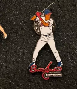 PIN MLB ATLANTA BRAVES BRIAN JORDAN FIRMA ACCIÓN COLECCIONISTA - Imagen 1 de 1