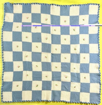 Manta de bebé hecha a mano de colección años 50 azul blanco cuadrados rosa rosebuds 36”x36” Foto 1 de 4
