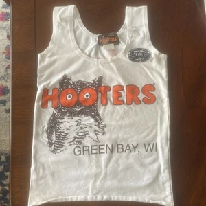 Hooters XS Tank Top Green Bay, WI weiß Shirt 20th Anniversary Uniform Eule - Bild 1 von 5