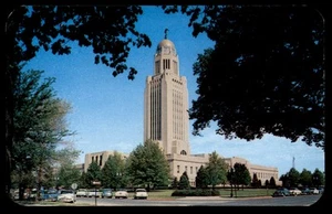 Postkarte Nebraska State Capitol Gebäude gerahmt von Bäumen, Lincoln, NE - Bild 1 von 2