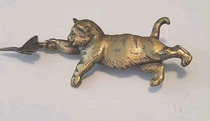 Spilla spilla tremolante JJonette vintage anni 60 gatto e farfalla tono ottone 2,75"  - Foto 1 di 8