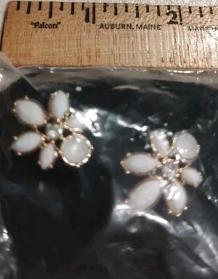 Aretes Avon 2015 blancos florales racimos de gran tamaño bolsa sellada de fábrica sin caja Foto 1 de 4