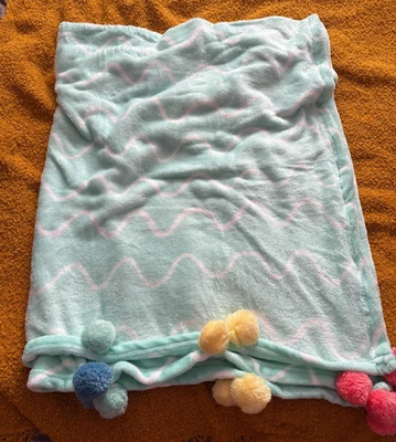 POM POM EDGED THROW. NEW. 120 CM X 190 CM. SEE PHOTOS. - Image 1 of 4