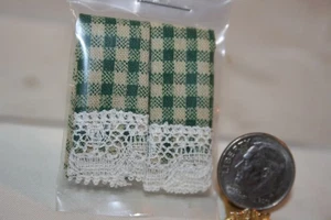 Casa de muñecas miniatura 2 toallas de cocina mancha de té y guinga verde con encaje 1:12 - Imagen 1 de 4