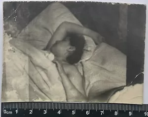 Bella bella giovane donna che dorme affascinante ragazza attraente vecchia foto #1319 - Foto 1 di 3