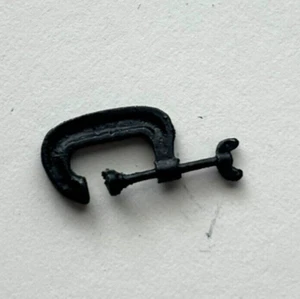 Abrazadera en C miniatura Gunmetal para casa de muñecas - Imagen 1 de 1