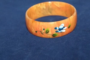 Vintage Bakelit wunderschön handbemalt pfirsichfarben Armreif mit Blume & Blättern. - Bild 1 von 19