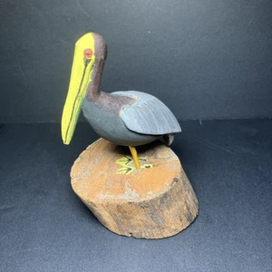 "Estatuilla de madera tallada a mano de pájaro pelícano sobre tocón de madera océano náutico 5,5""" - Imagen 1 de 10