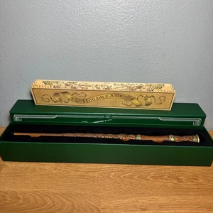 Wizarding World of Harry Potter Interactive Wand English Oak and Phoenix Feather - Picture 1 of 6