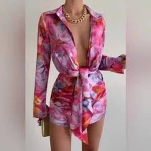 VESTIDO RUNAWAY THE LABEL FLORAL SATINADO ROSA SEDOSO FLORAL RUBÍ CHARLIE XXL NUEVO - Imagen 1 de 10