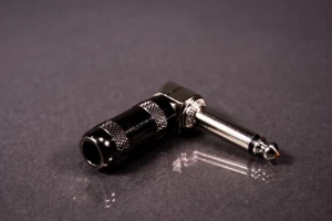 G&H Plugs - High Clarity 1/4" TS Right Angle Plug - Black Housing / Nickel Plug - Picture 1 of 2