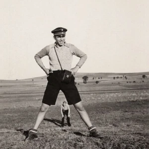 ⭐⭐⭐ GULLIVER SOLDIER! Odd weird funny vintage gay int photo unusual angle +9134 - Picture 1 of 2