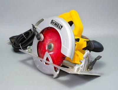 (MA5) Dewalt 7-1/4-in Corded Electric Circular Saw DWE575 - Image 1 of 3