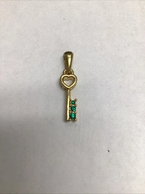 "Colgante/dije llave piedra natal Avon May con piedras verdes doble cara 1,25"" de colección" Foto 1 de 4