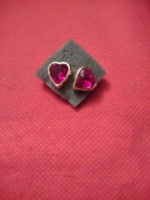 雅芳红宝石金色心形耳钉穿孔 — 第 1/3 张图片