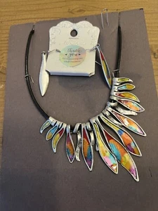 Mirabella Schmuckset Kordel Halskette Ohrringe Multicolor Federn Emaille Neu mit Etikett - Bild 1 von 5