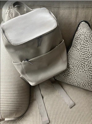 Cartera Mochila Matt & Nat Logo Vegano Pequeño, Color Gris, 2 Correas, 2 Bolsillos Foto 1 de 4