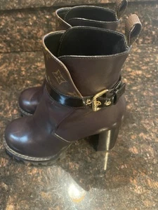 Authentic Louis Vuitton Star Trail boots. With box and original purchase order. - Picture 1 of 6