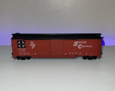 Athearn HO Scale Santa Fe 50-foot "Shock Control" Boxcar #8700 - Image 1 of 4