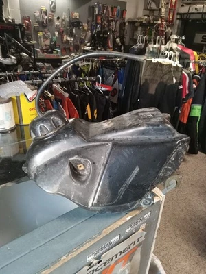 KX65 Gas Tank Fuel Kawasaki KX 65 02-25 OEM Black Plastic 2003-2024 Petcock Cap Foto 1 de 4