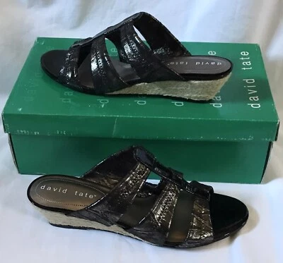 Sandalias DAVID TATE Oley para mujer 8,5 charol negro cuerda de peltre tacón de cuña deslizables Foto 1 de 4