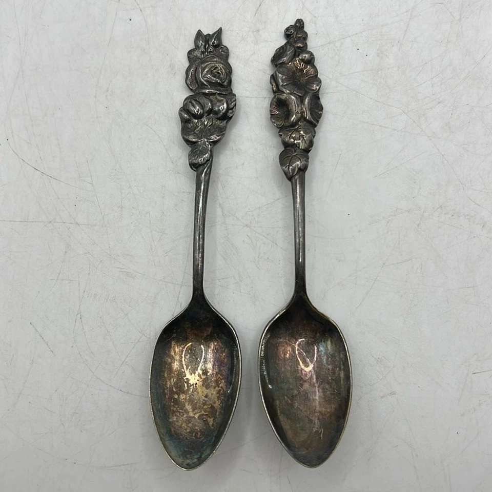 Juego De Colección 2 Cucharas Caña Barton Plato Plata Arlequín Hollyhocks Flores Foto 1 de 4