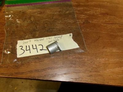 Colt 1911 Gov't modelo 45 ACP buje de barril, un imán se adhiere a él Foto 1 de 4