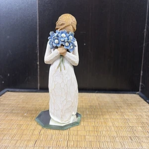 Figura Willow Tree Forget-Me-Not Niña Flores Azules - Demdaco Susan Lordi 2009 - Imagen 1 de 7